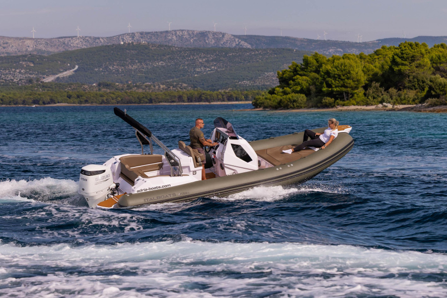 Photo #1 - Predator 700 T (NN) en Amadria Yacht Marina - 61794