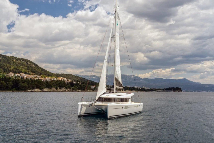 Photo #1 - Lagoon 39 - 4 + 2 cab. (Amazing) en ACI Marina - 64122