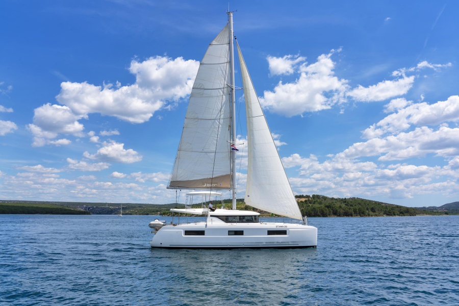 Photo #1 - Lagoon 46 - 4 + 2 cab. (White Pearl) en ACI Marina - 66902