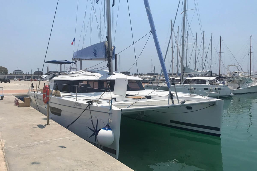 Photo #1 - Fountaine Pajot Saba 50 - 6 + 1 cab. (Lingaro) en Athens, Alimos marina - 45358