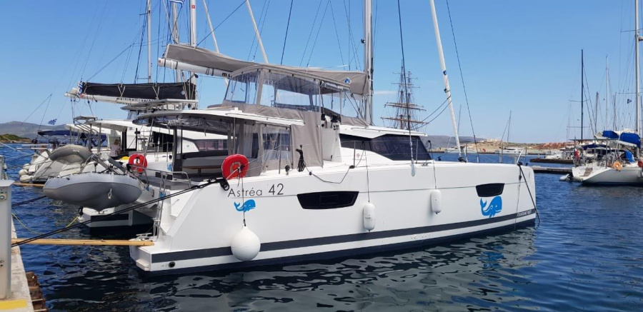 Photo #1 - Fountaine Pajot Astrea 42 - 4 + 2 cab. (Wild Baleine) en - Olympic Marine - 45489