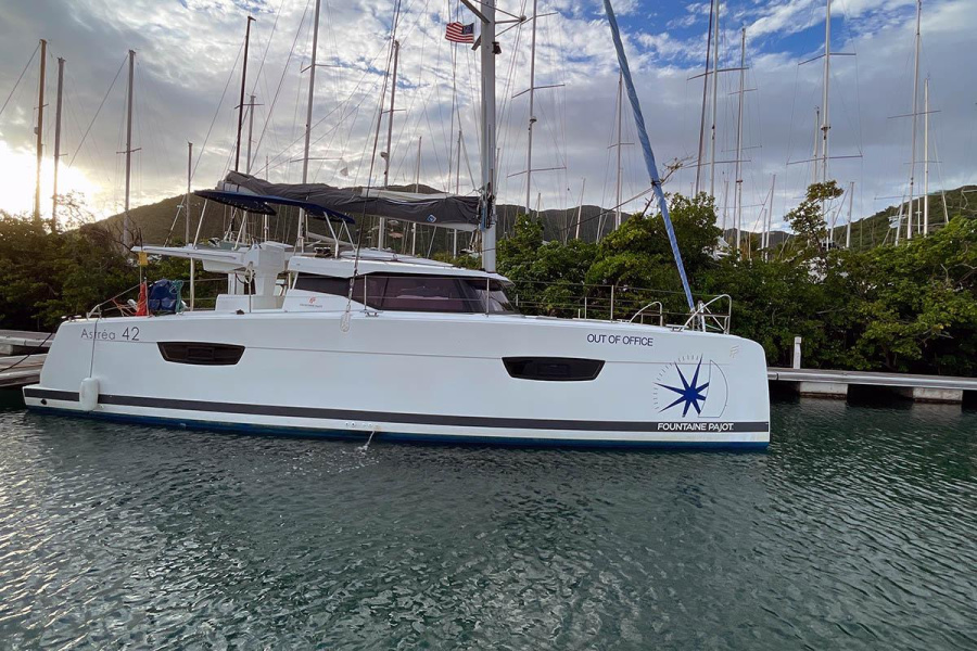 Photo #1 - Fountaine Pajot Astrea 42 (Nauti Mollie (ex. Out Of Office)) en Resort & Marina - 46459