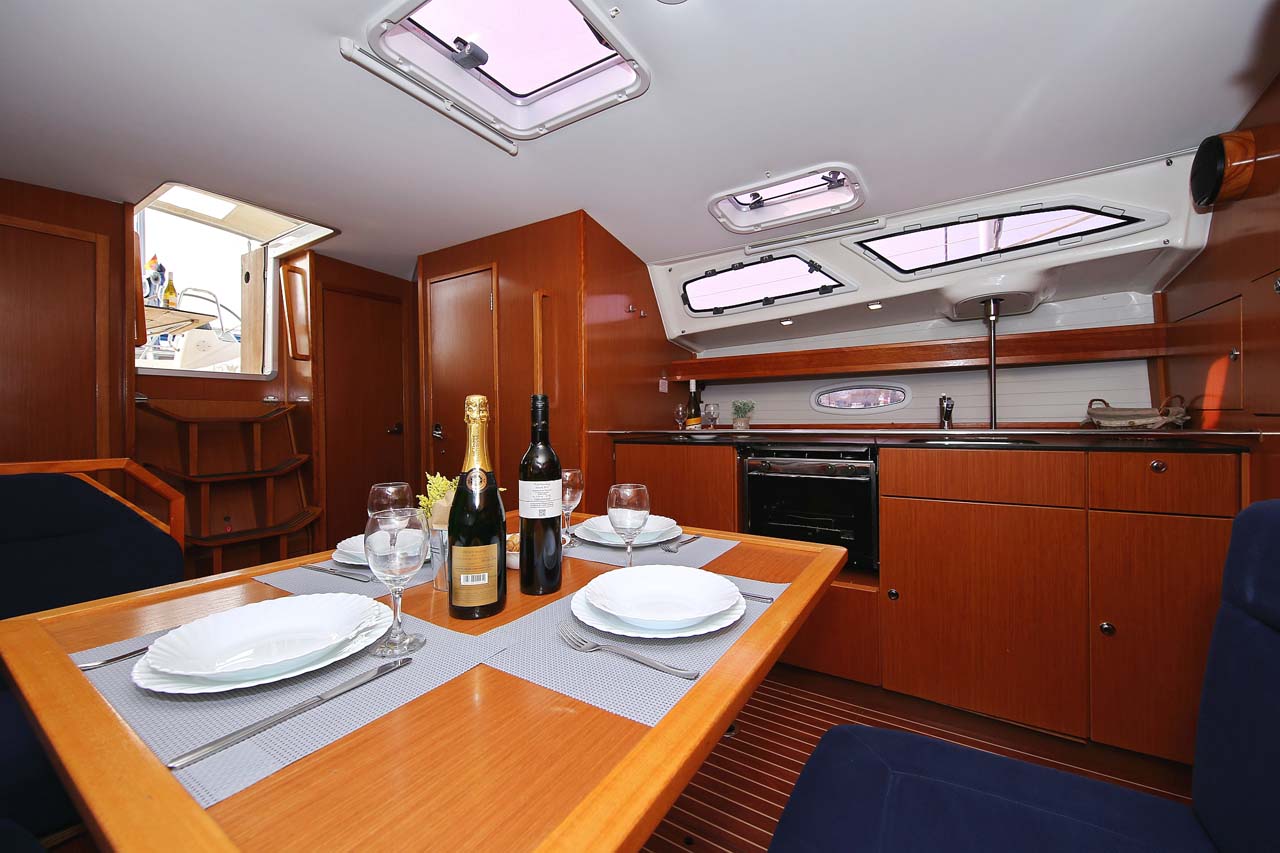Bavaria 43 Cruiser — photo 10
