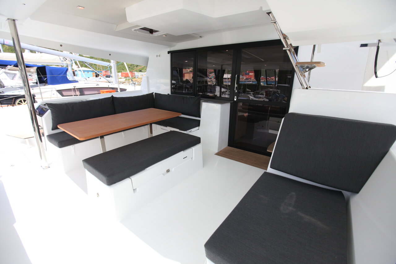 Fountaine Pajot Saona 47 Quintet - 5 + 1 cab. — photo 11