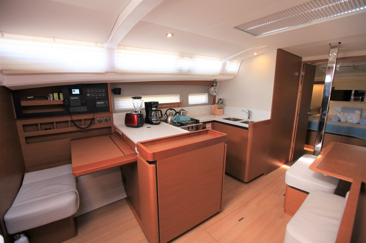 Sun Odyssey 440 - 2 cab. — photo 12