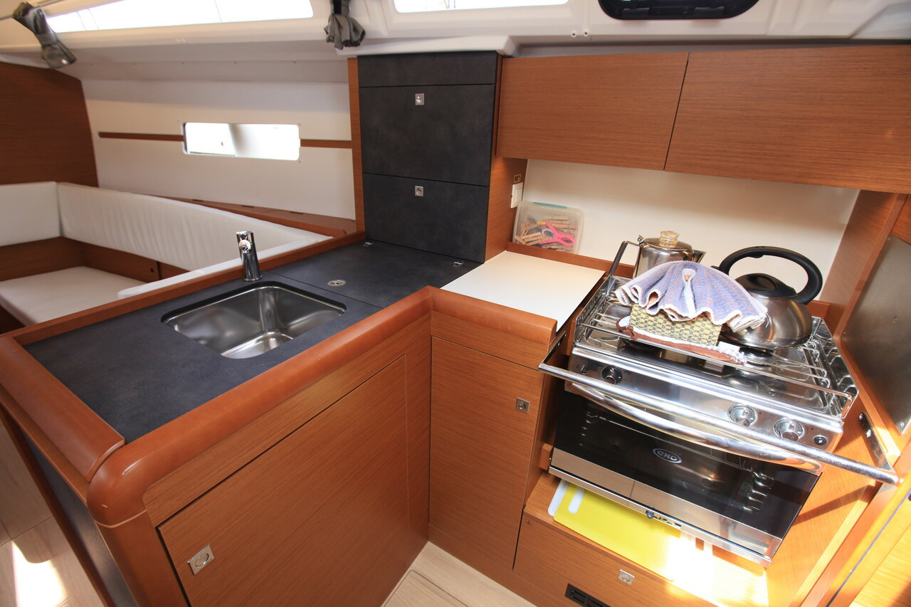 Sun Odyssey 349 - 2 cab. — photo 9