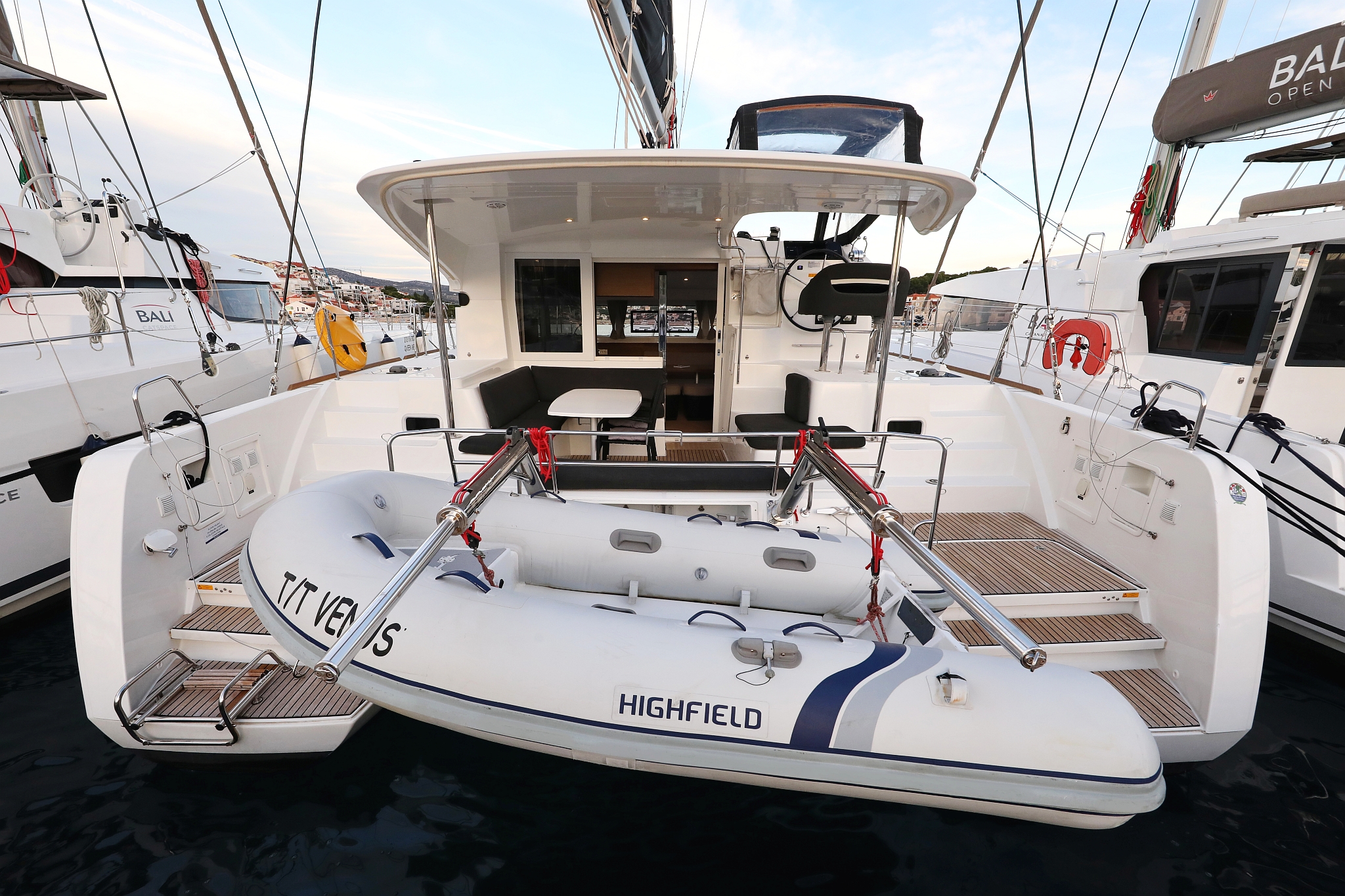 Lagoon 40 - 4 + 2 cab — photo 1