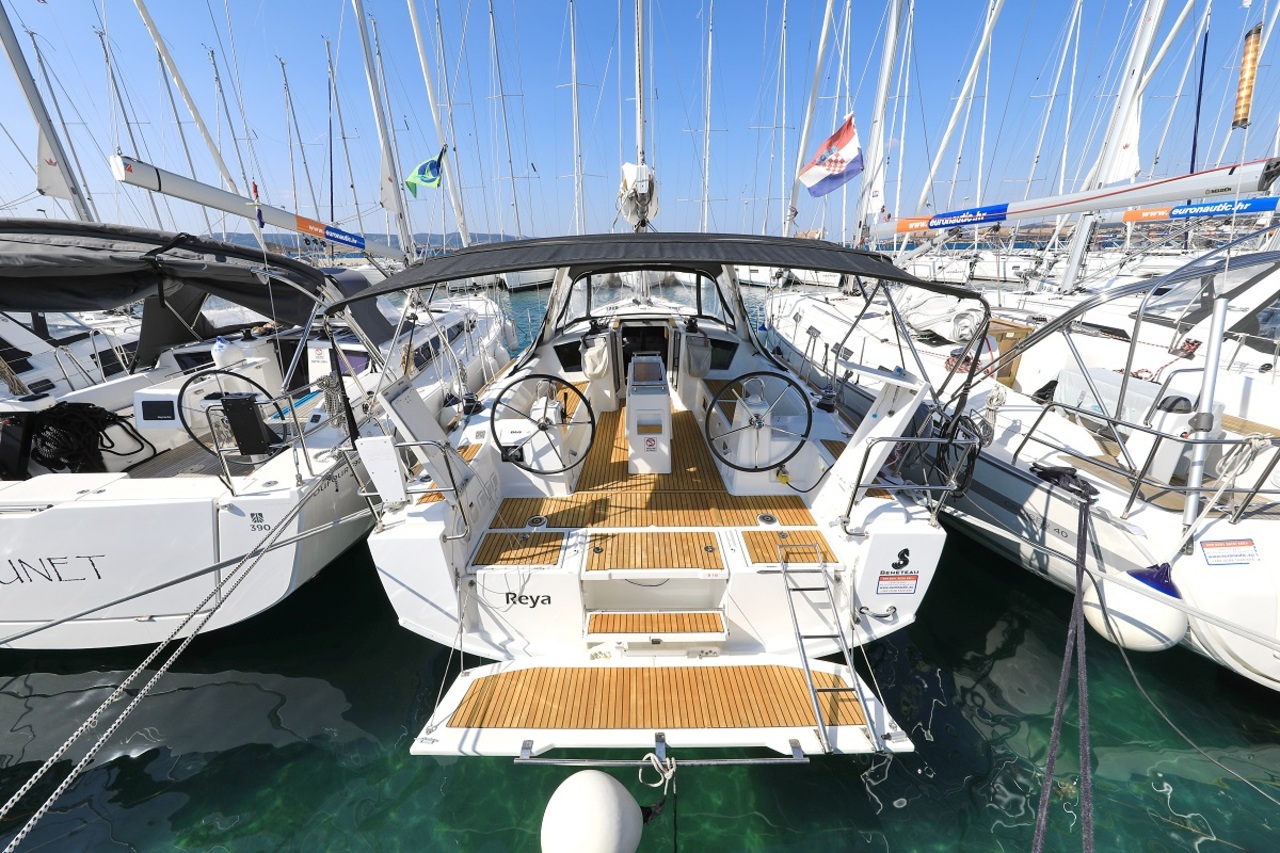 Oceanis 38.1 — photo 1