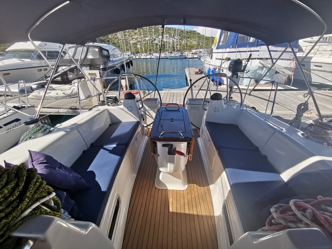 Bavaria 42 Cruiser — photo 8