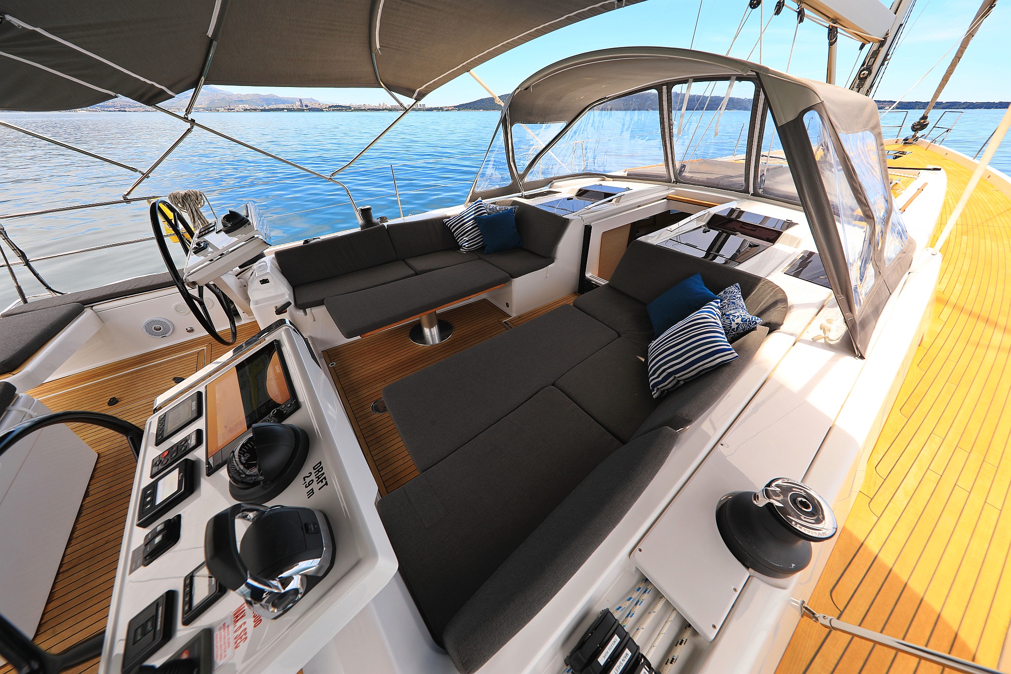 Hanse 588 - 5 + 1 cab. — photo 7