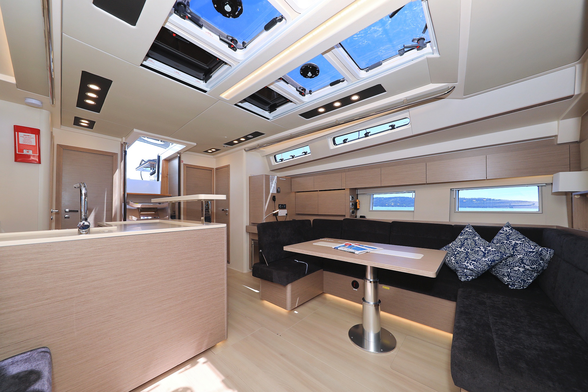 Hanse 588 - 5 + 1 cab. — photo 11