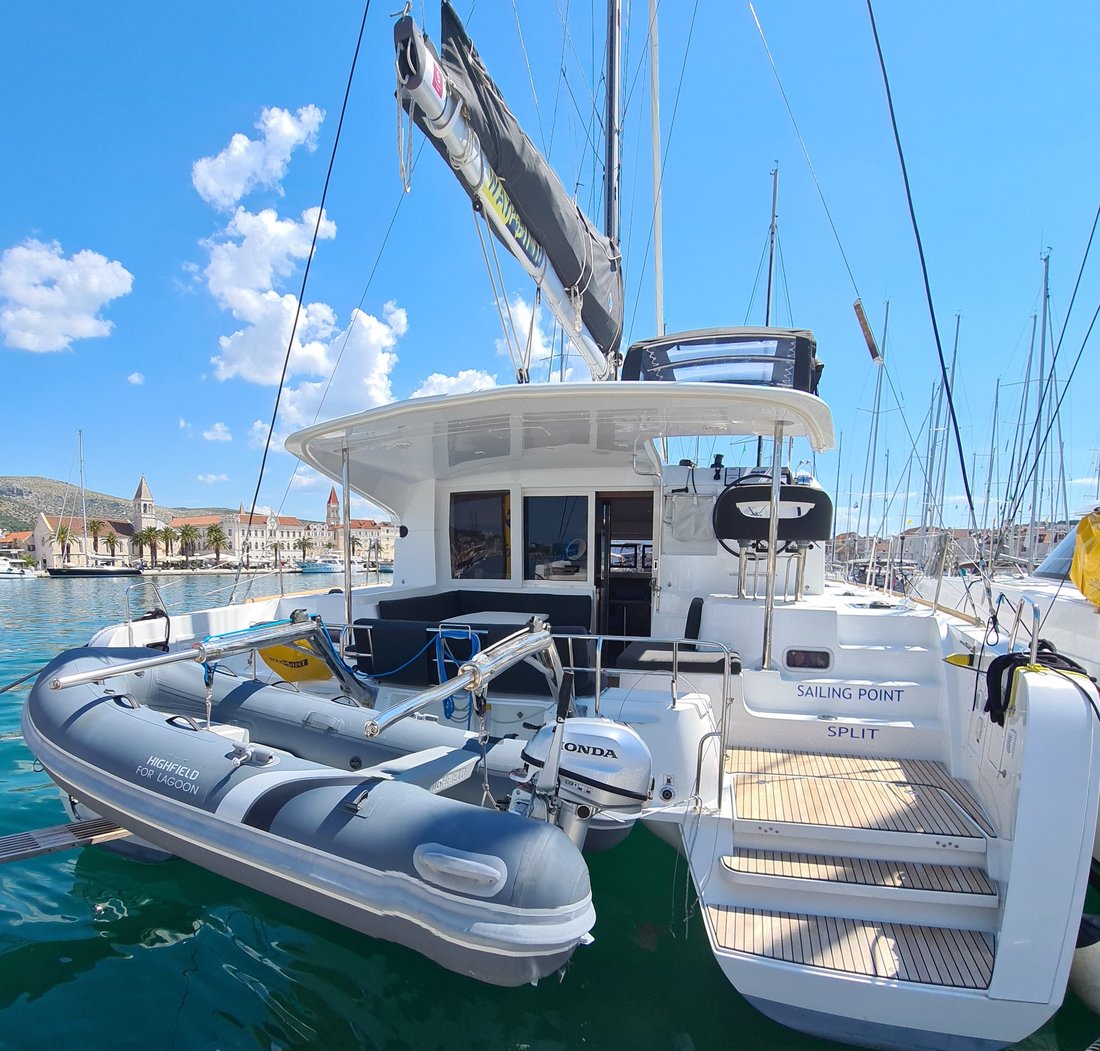Lagoon 40 - 4 + 2 cab — photo 1