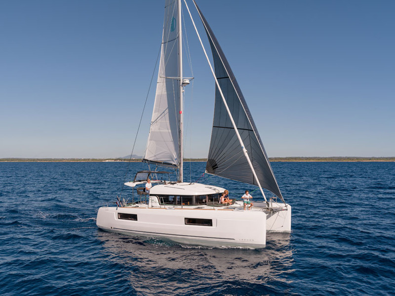 Lagoon 40 - 4 + 2 cab — photo 1