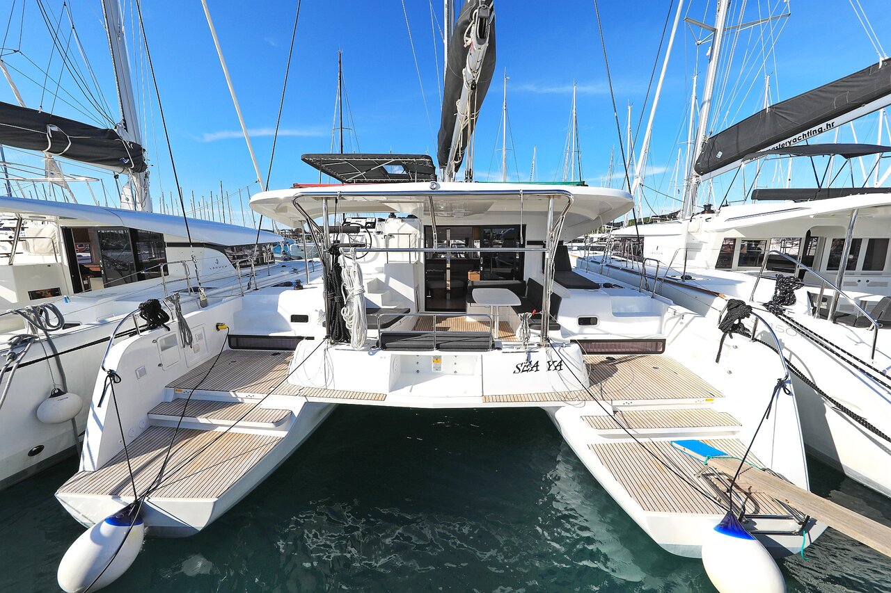 Lagoon 42 - 4 + 2 cab. — photo 1