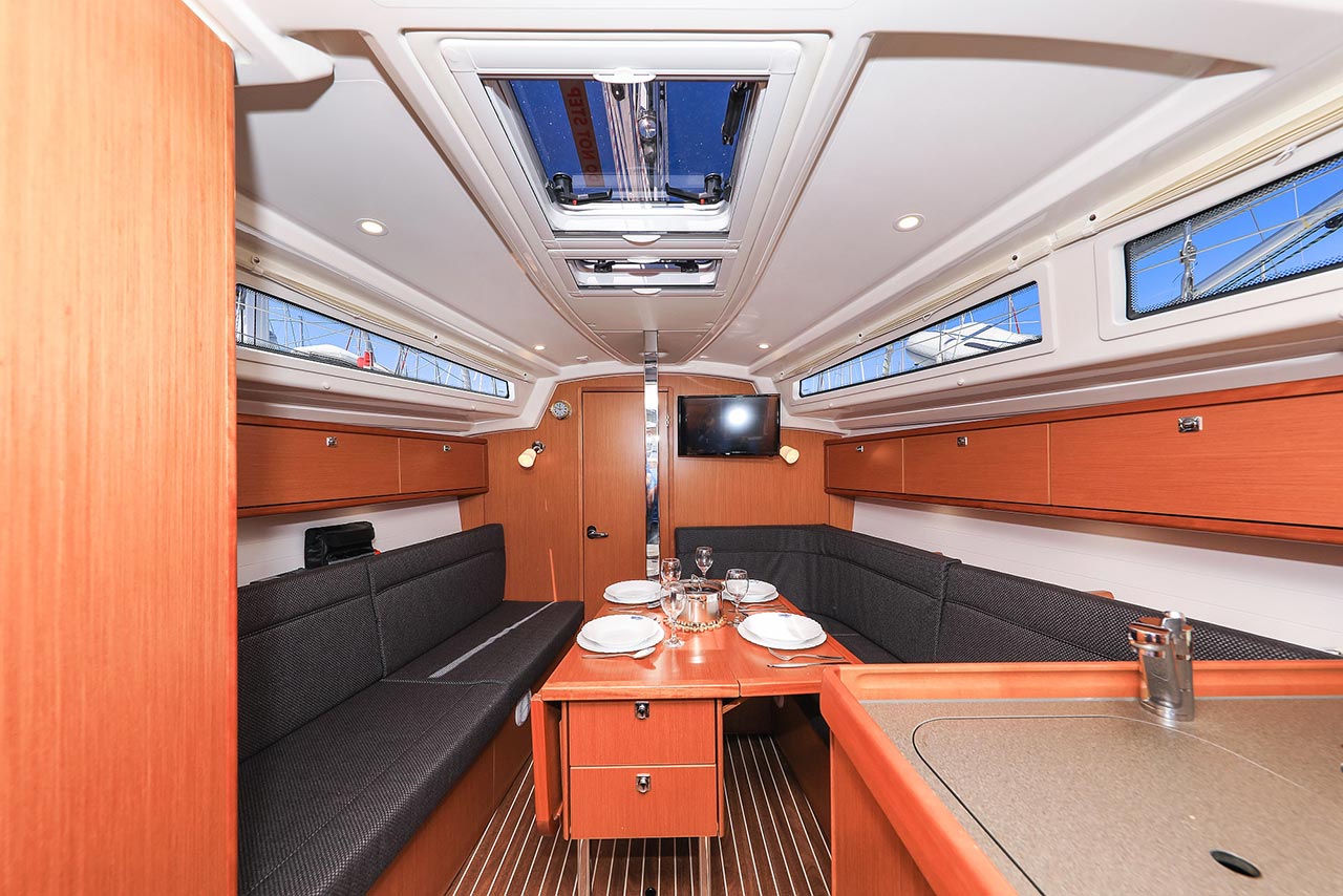 Bavaria Cruiser 34 — photo 12