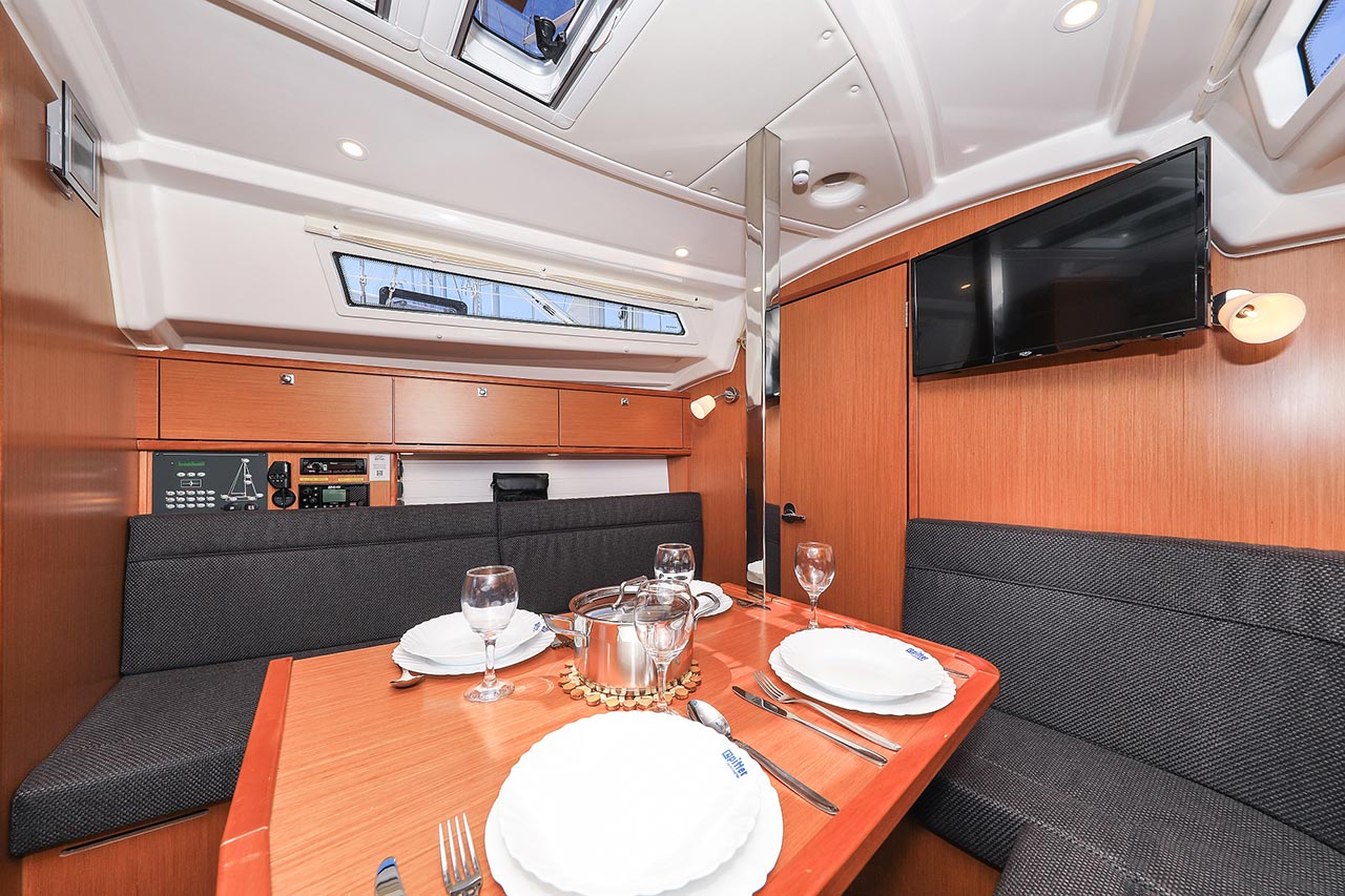 Bavaria Cruiser 34 — photo 13