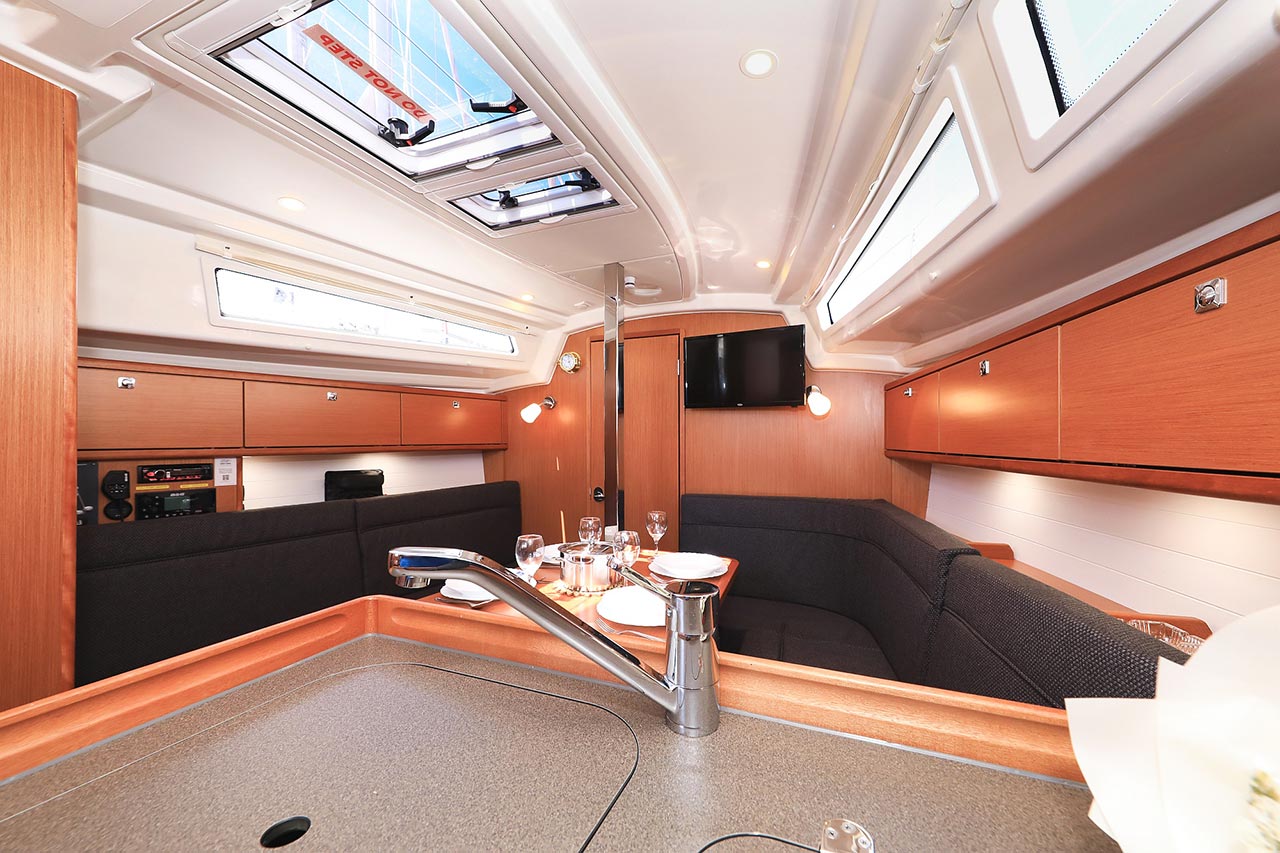 Bavaria Cruiser 34 — photo 17