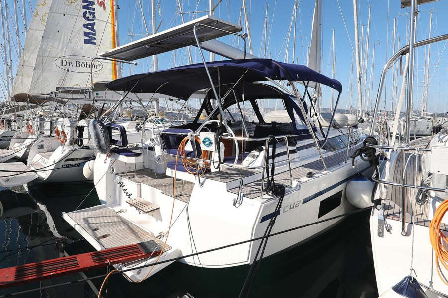 Bavaria C42 — photo 4