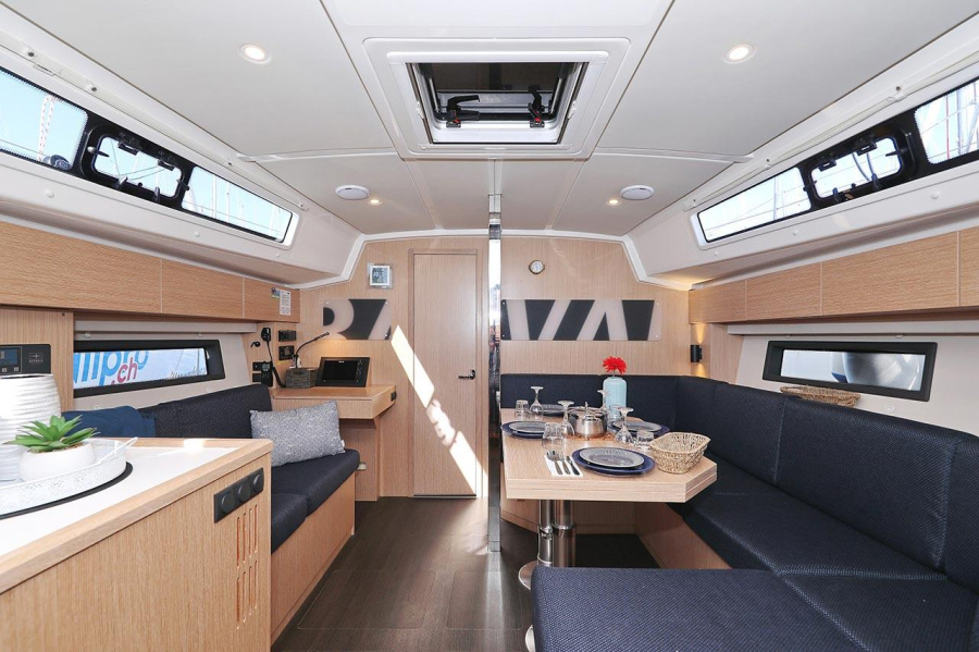 Bavaria C42 — photo 11