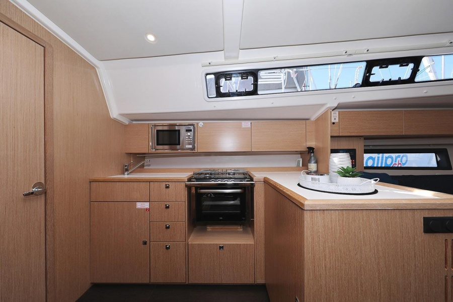 Bavaria C42 — photo 13