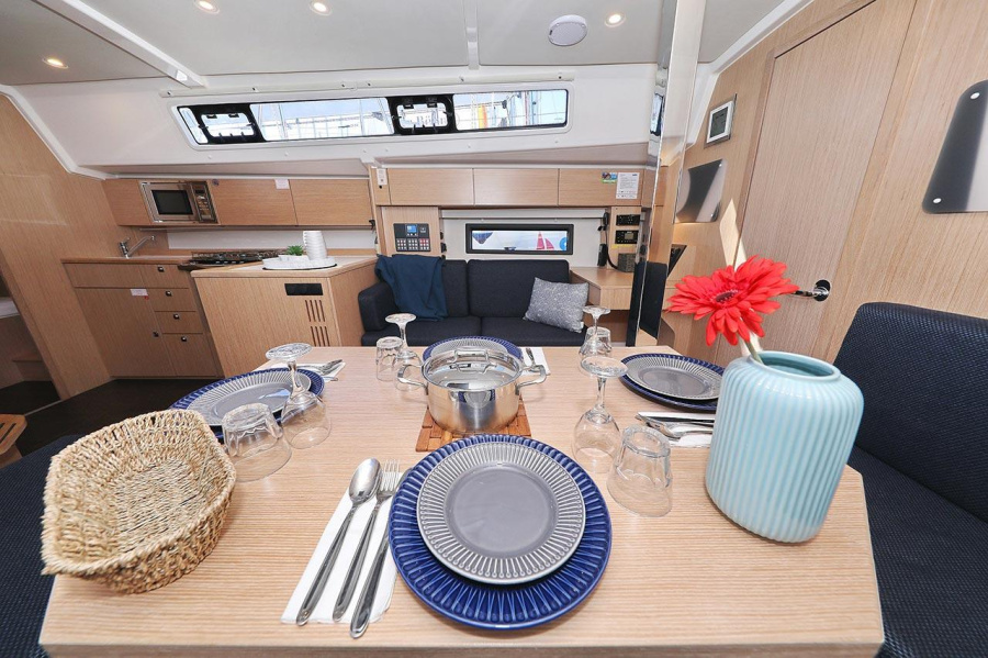 Bavaria C42 — photo 16