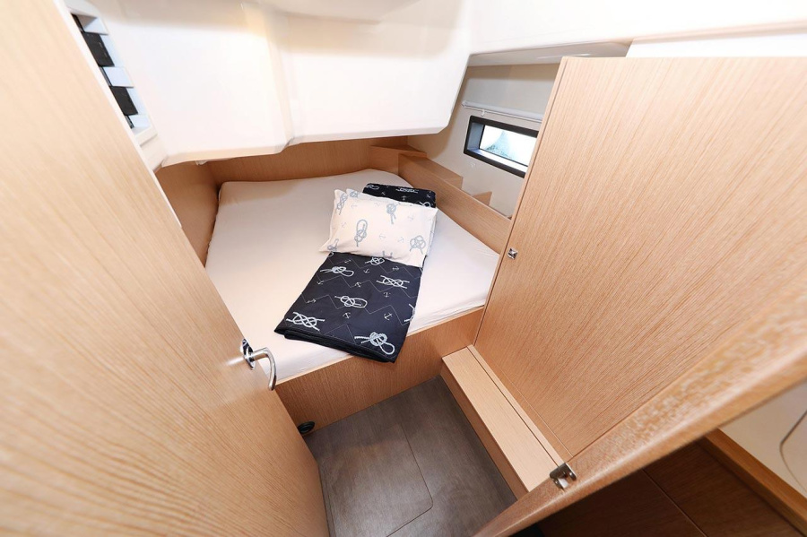 Bavaria C42 — photo 22