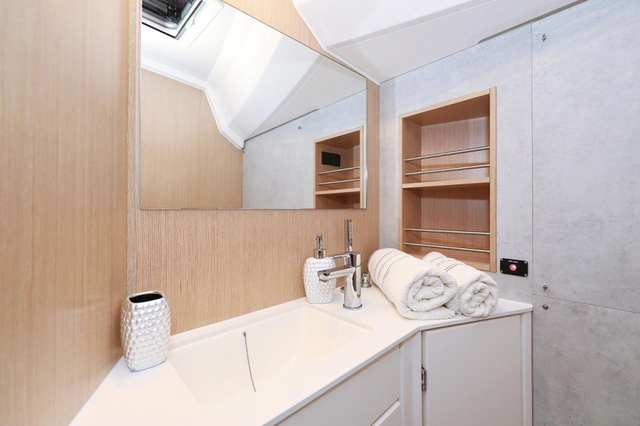Bavaria C42 — photo 24