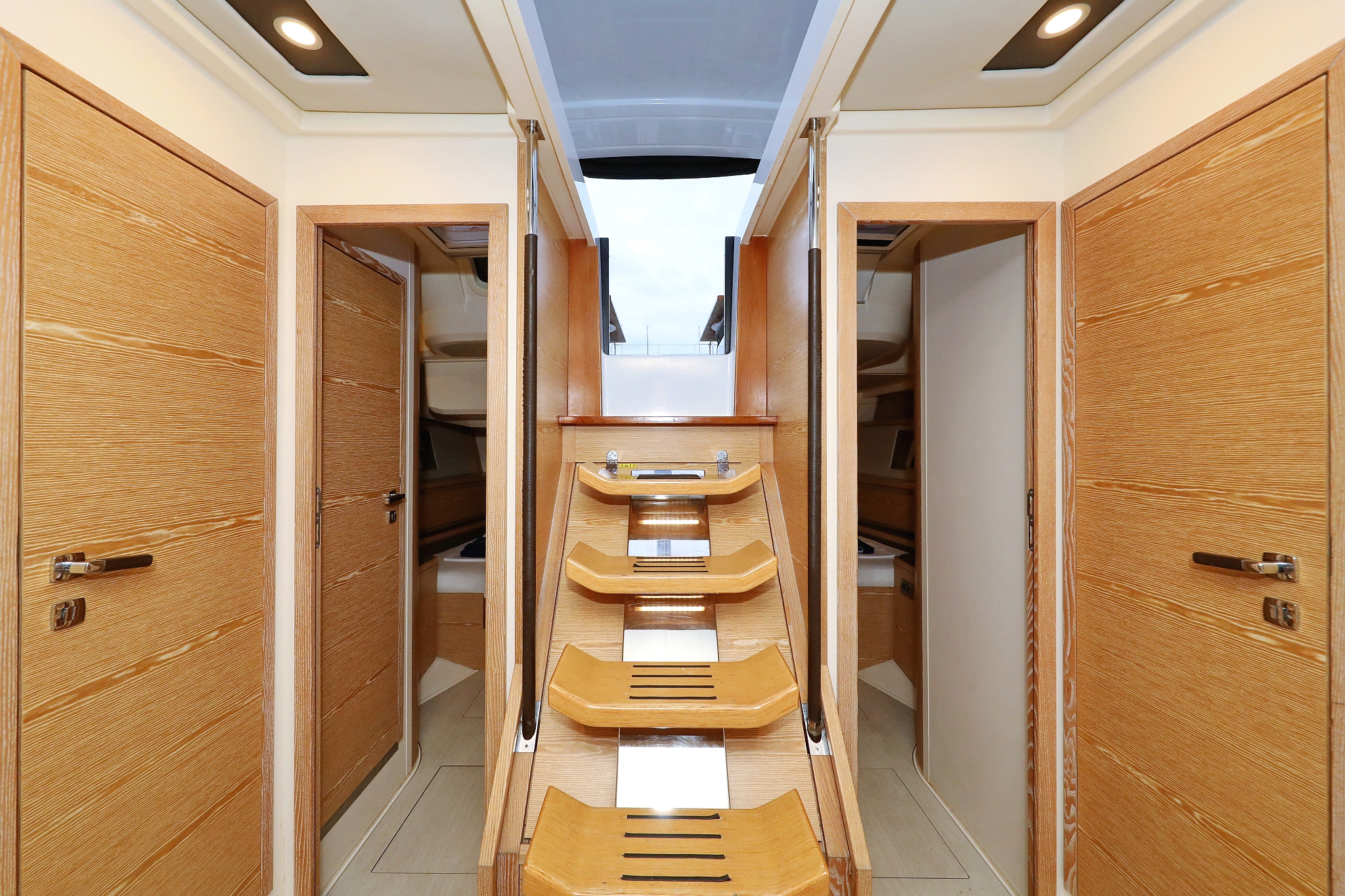 Hanse 588 - 5 + 1 cab. — photo 39