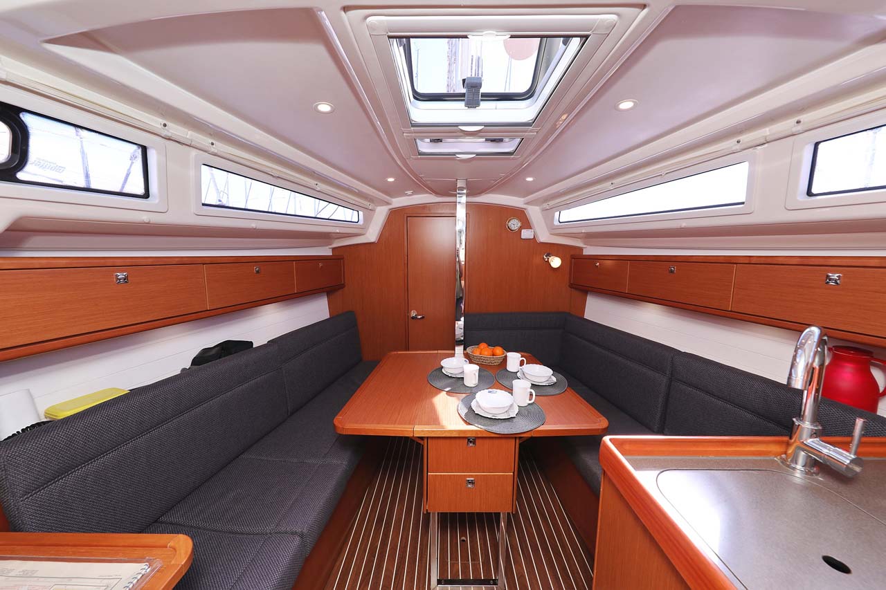 Bavaria Cruiser 33 — photo 11
