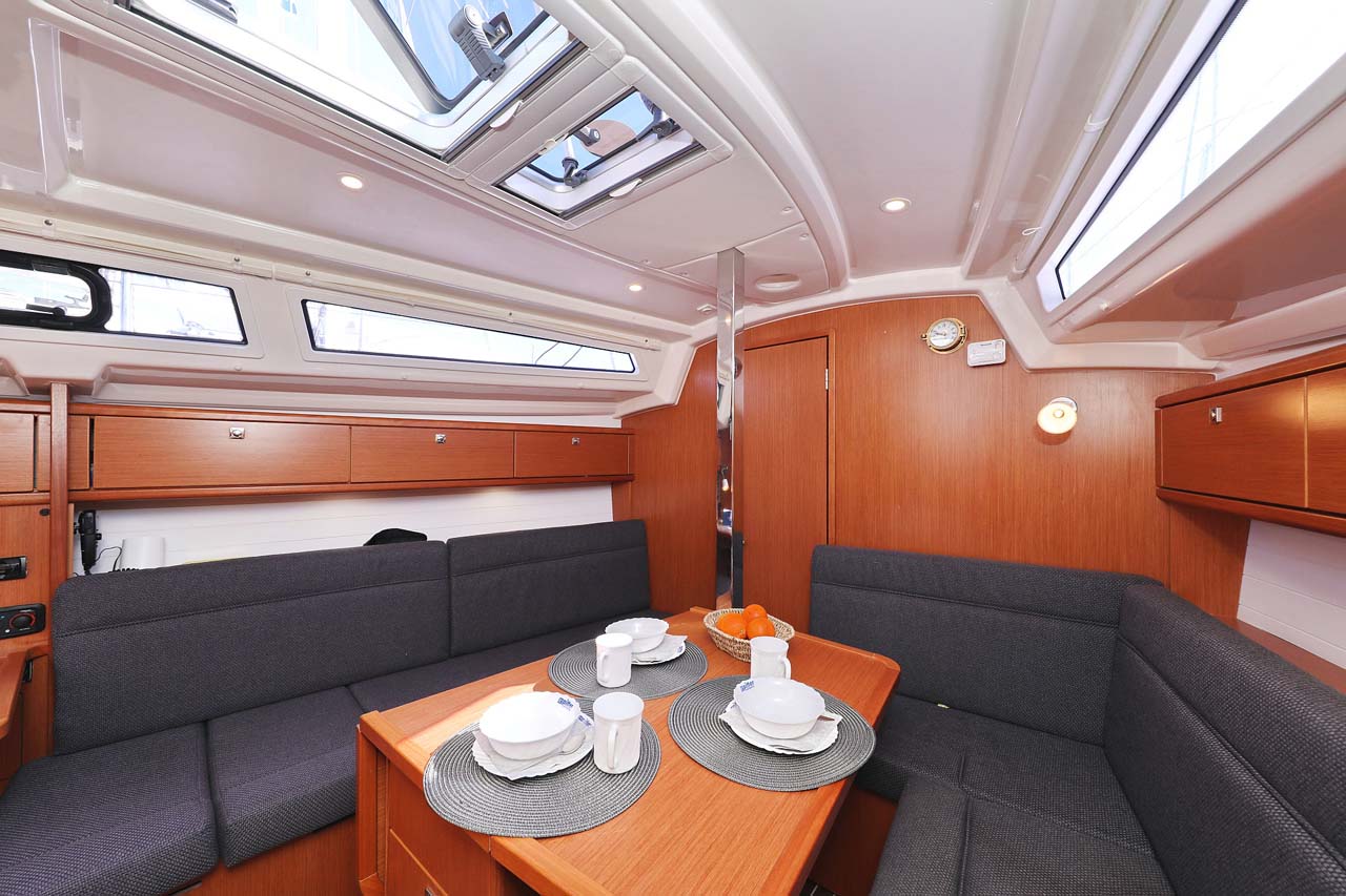 Bavaria Cruiser 33 — photo 12