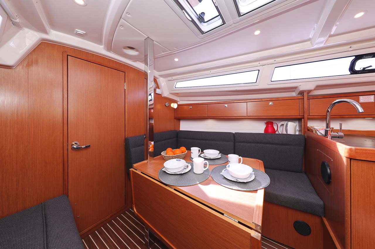 Bavaria Cruiser 33 — photo 13