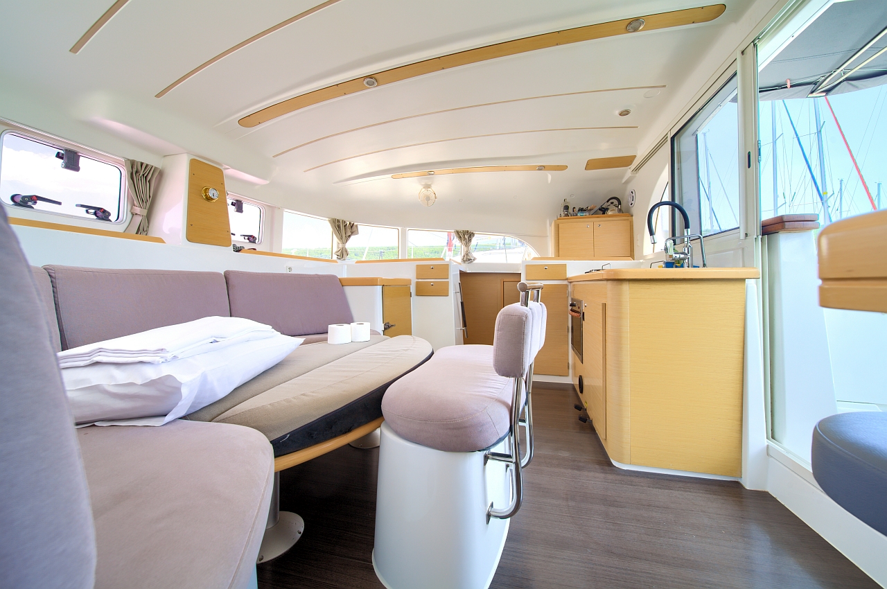 Lagoon 380 - 4 + 2 cab. — photo 12