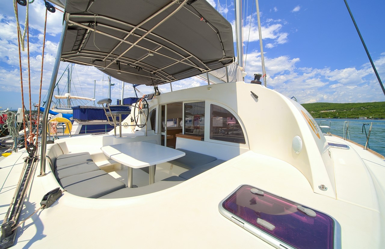 Lagoon 380 - 4 + 2 cab. — photo 19
