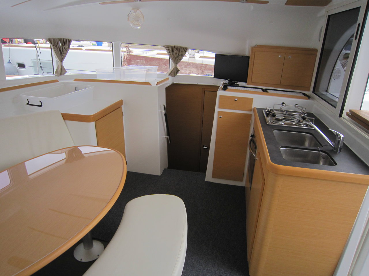 Lagoon 380 - 4 cab. — photo 9