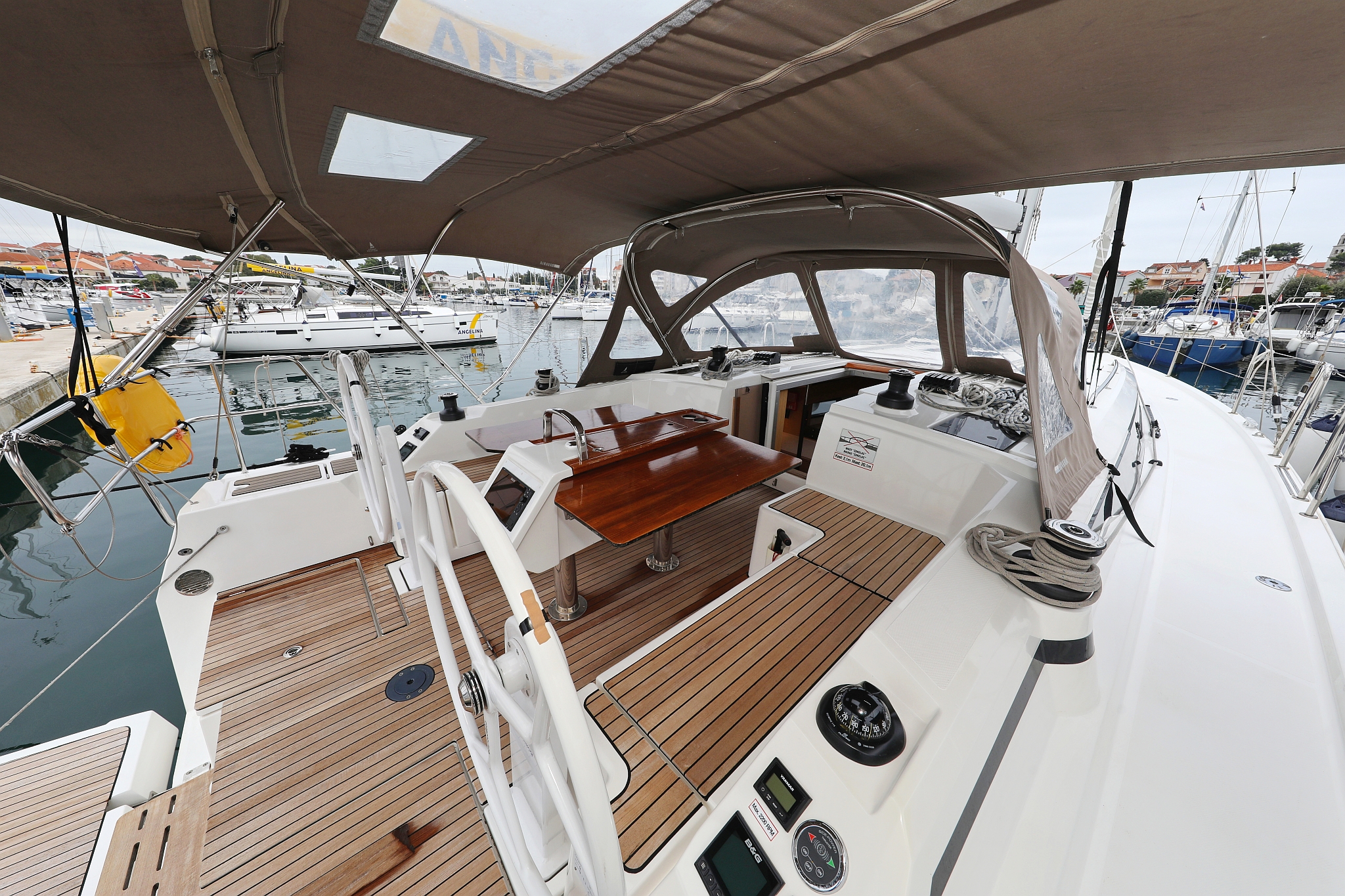 Bavaria C42 — photo 7