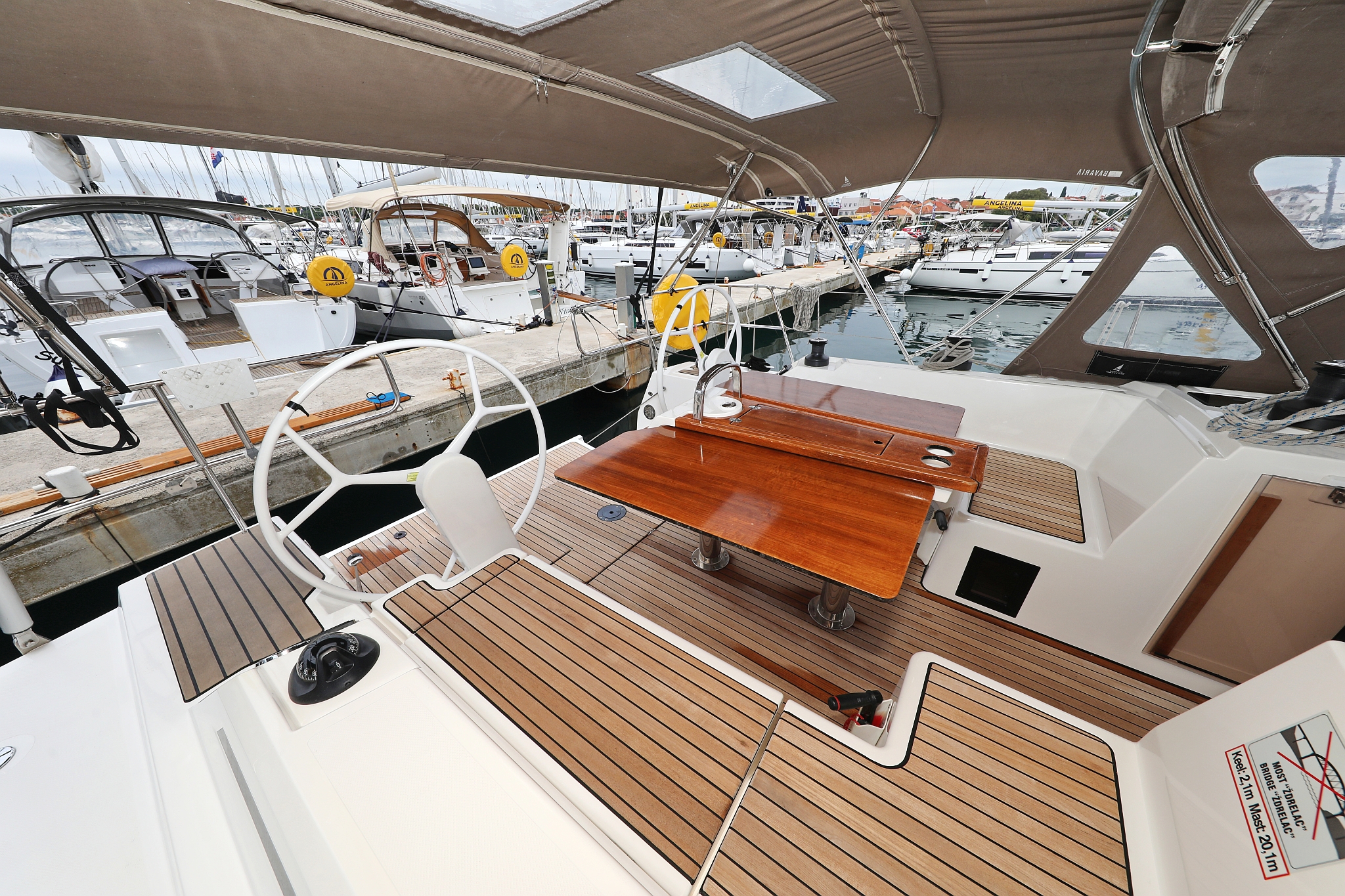Bavaria C42 — photo 8