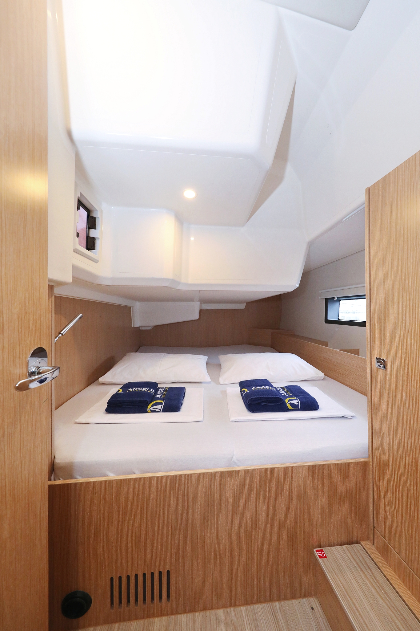Bavaria C42 — photo 27