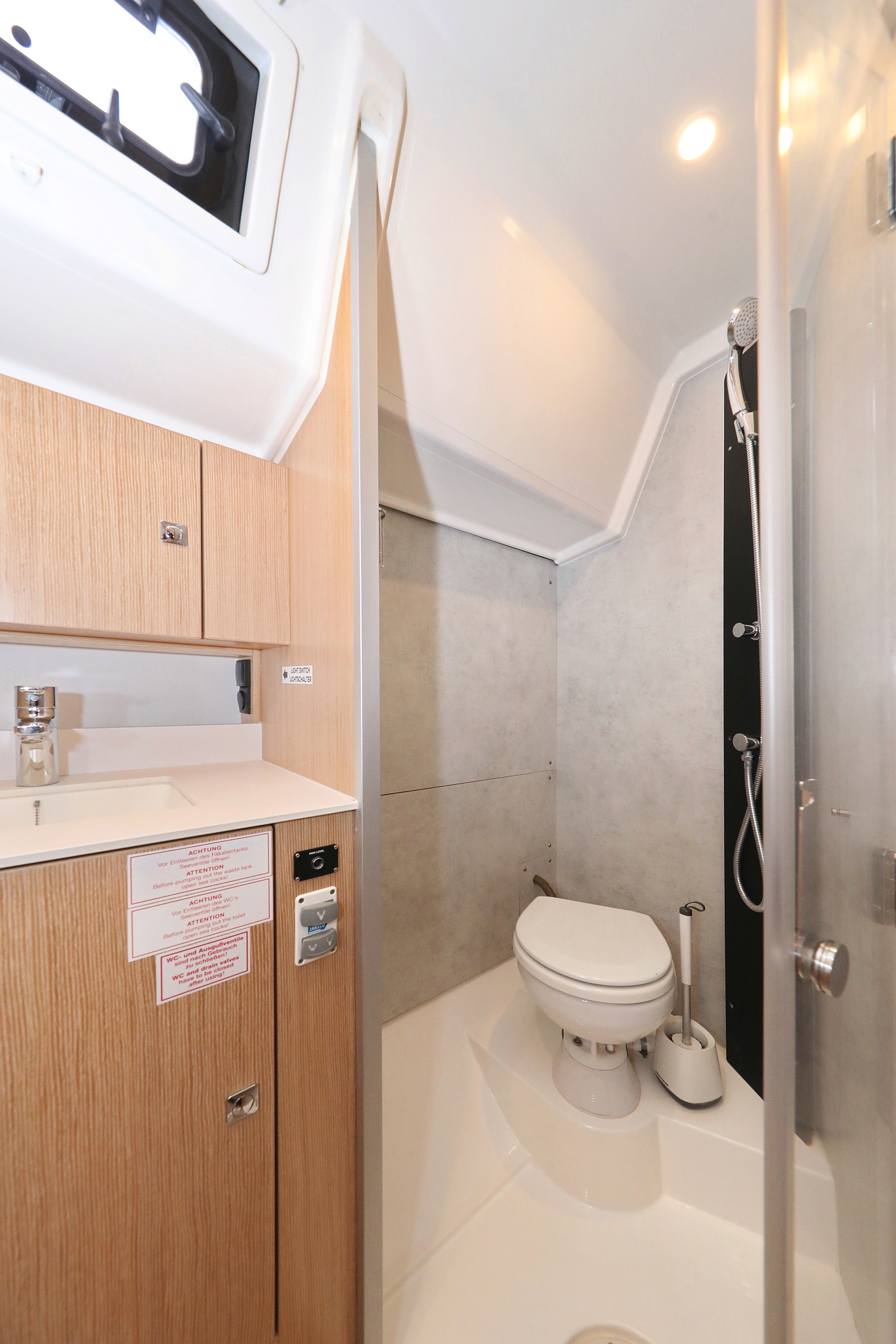 Bavaria C42 — photo 36