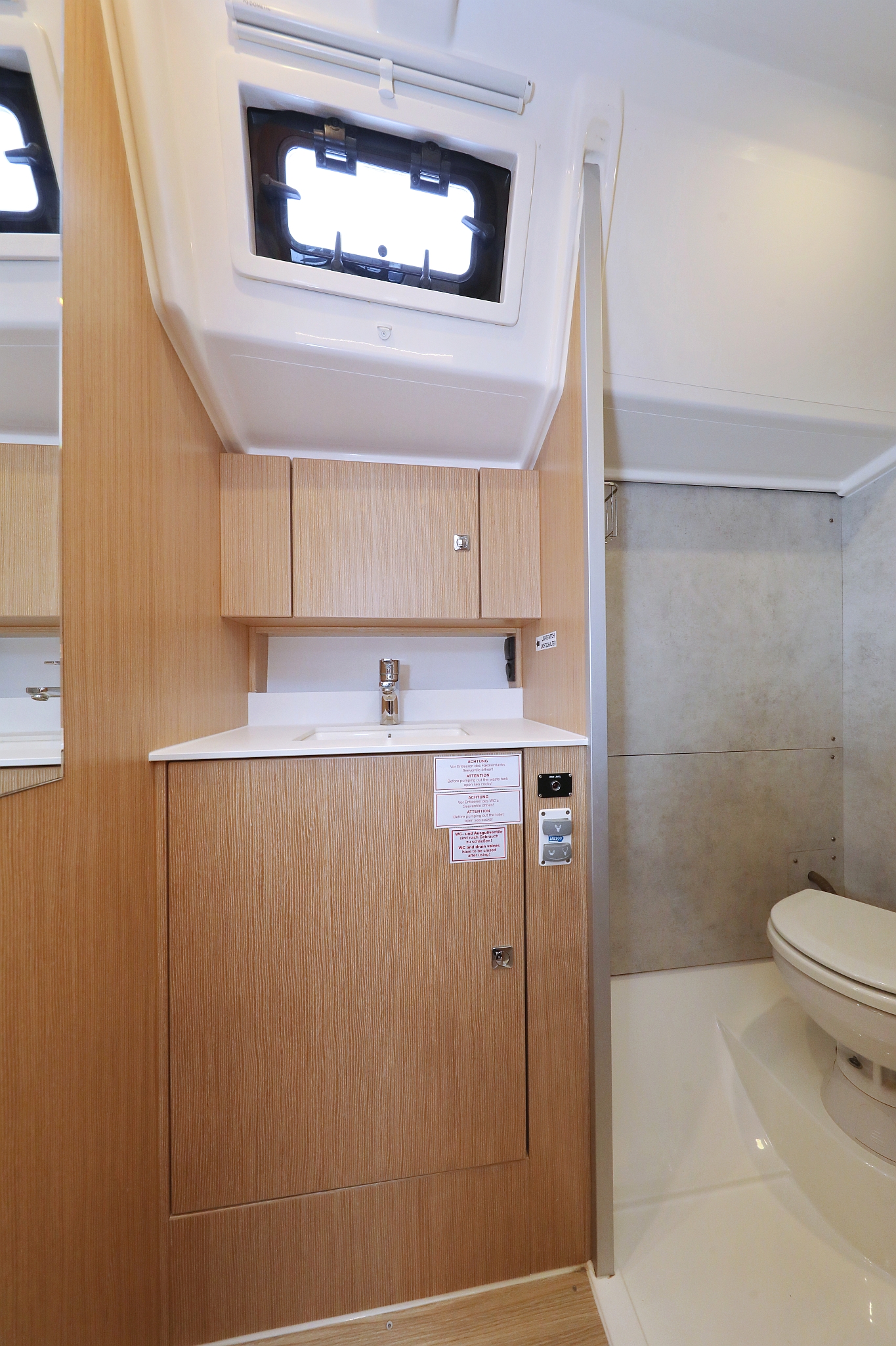 Bavaria C42 — photo 37
