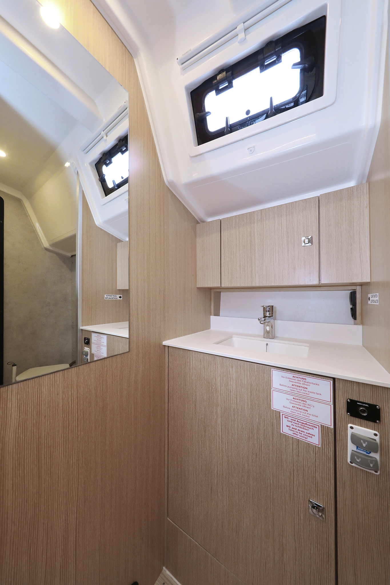 Bavaria C42 — photo 38
