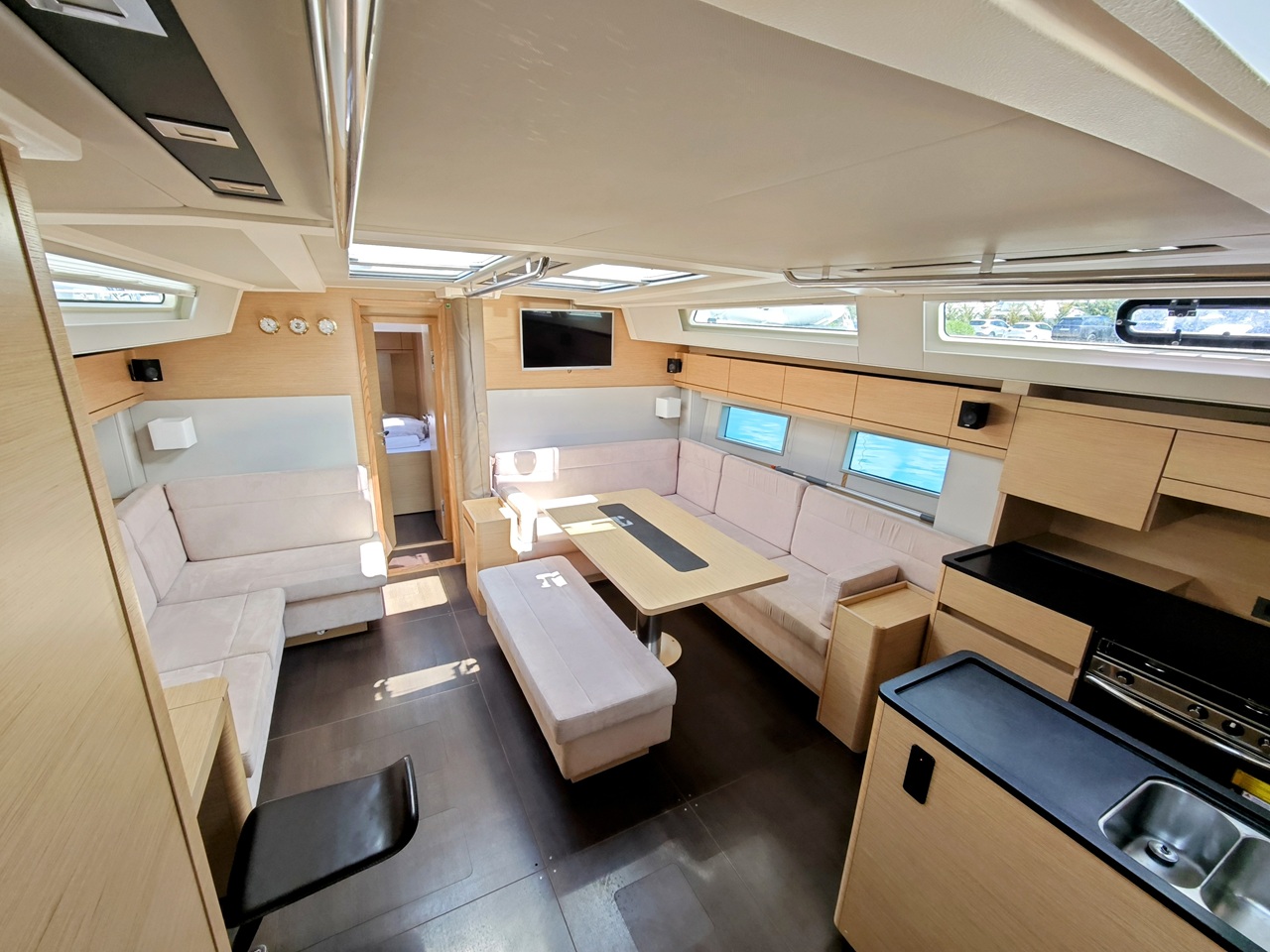 Hanse 548 - 4 + 1 cab. — photo 9