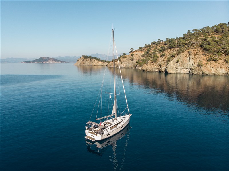 Bavaria C42 — photo 3