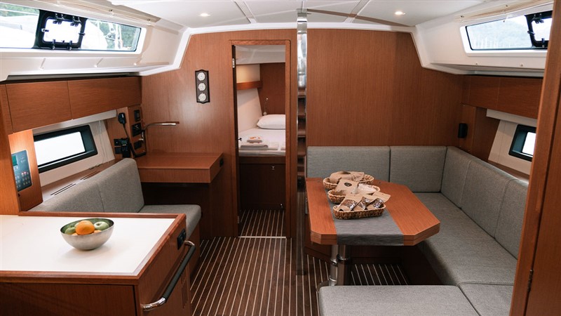 Bavaria C42 — photo 12