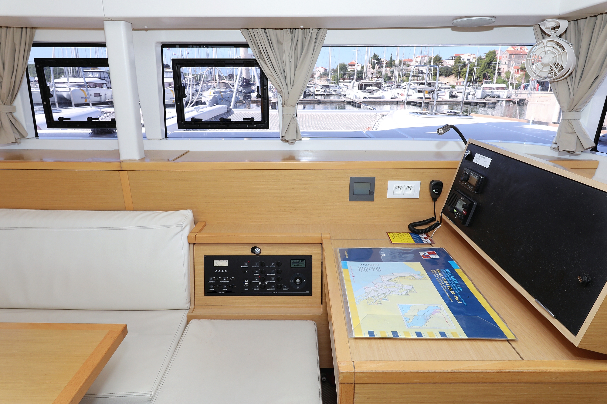 Lagoon 400 S2 - 4 + 2 cab. — photo 18