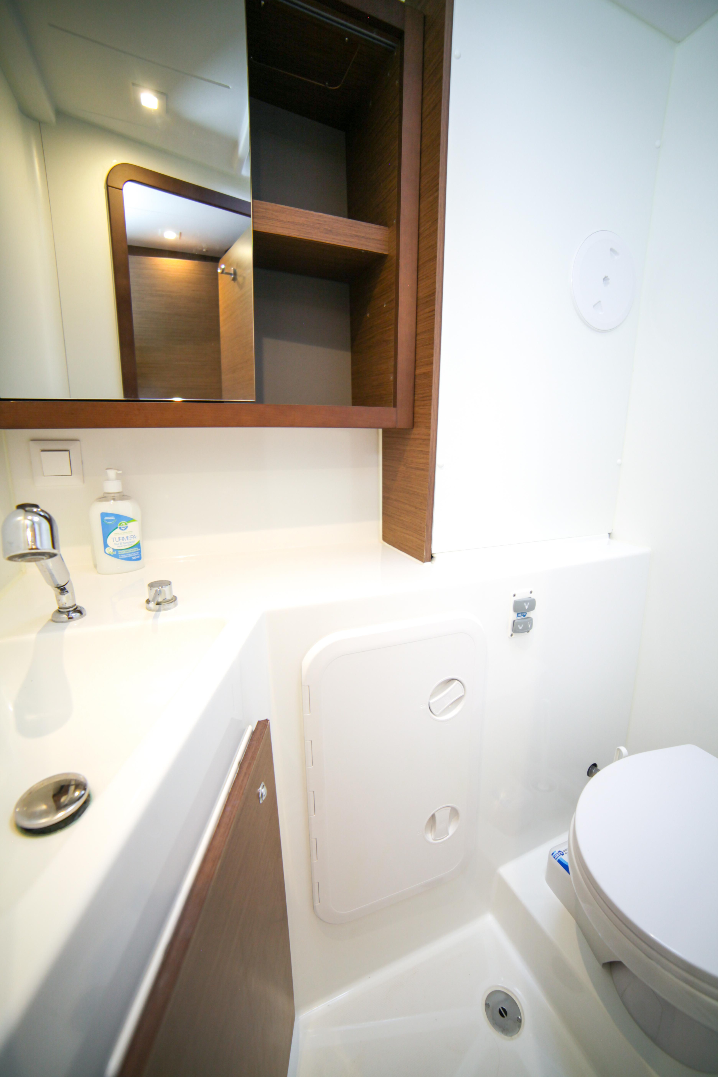 Lagoon 42 - 4 + 2 cab. — photo 17