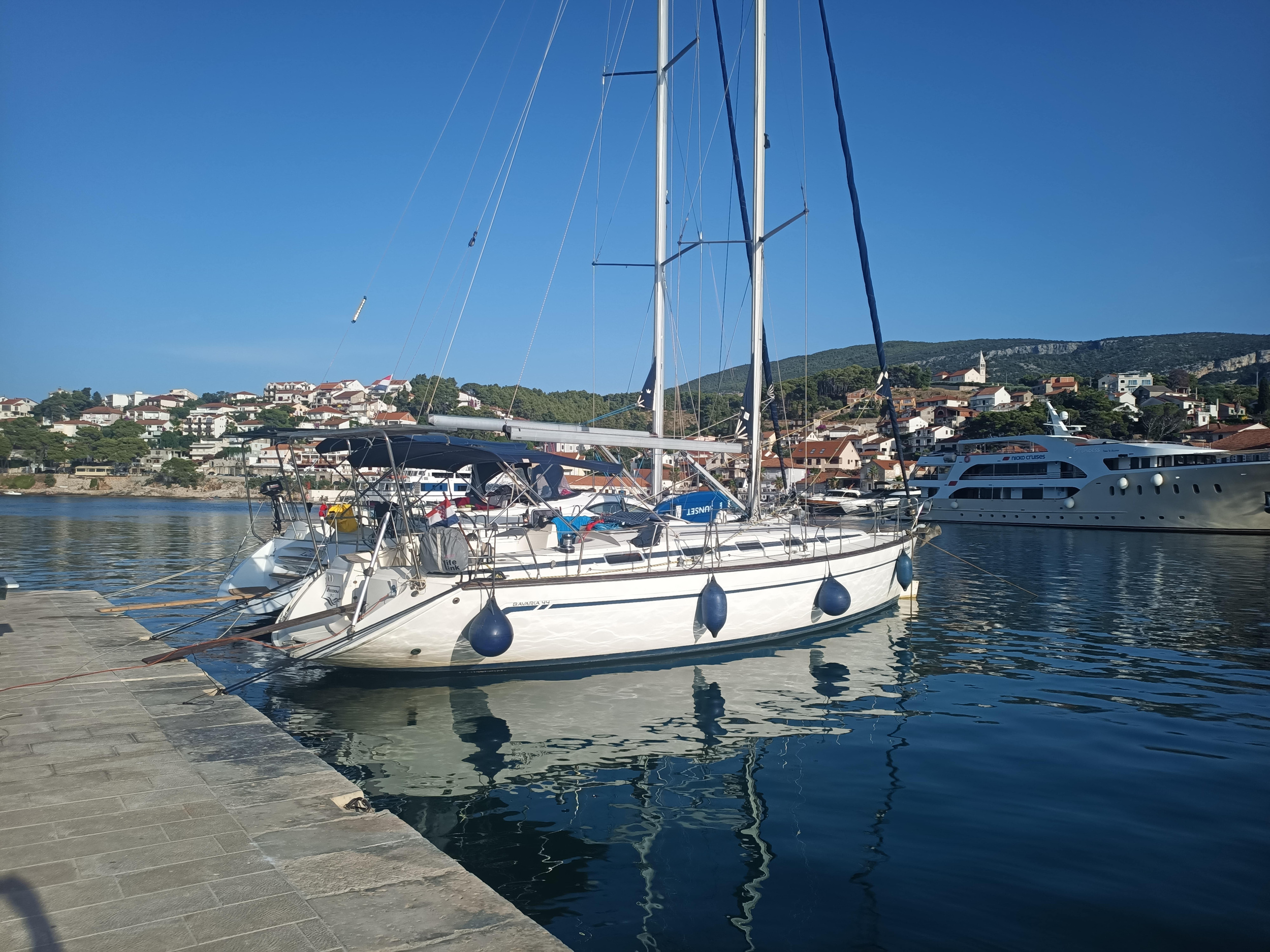 Bavaria 44 — photo 10