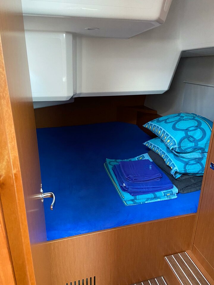 Bavaria C42 — photo 13