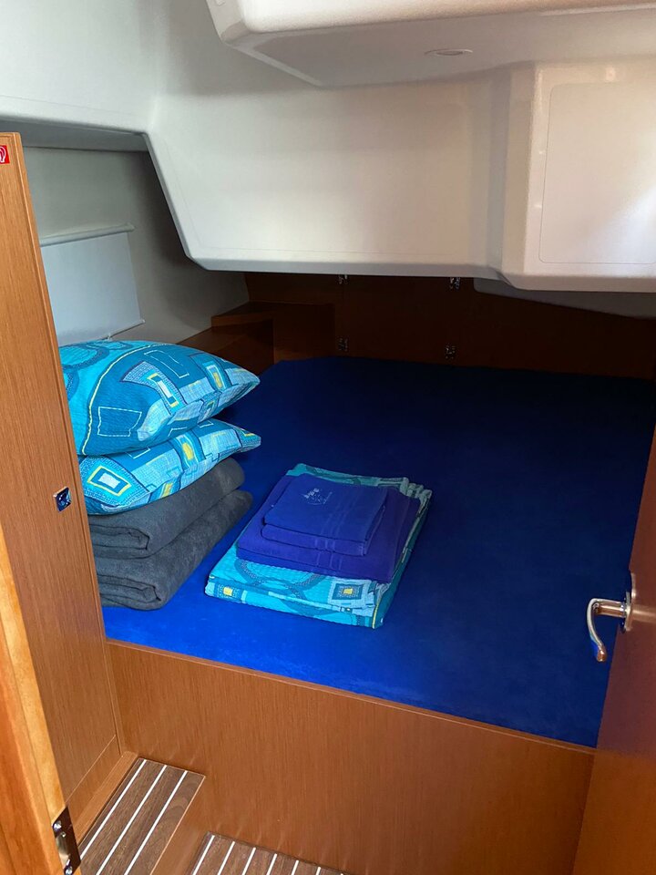 Bavaria C42 — photo 14