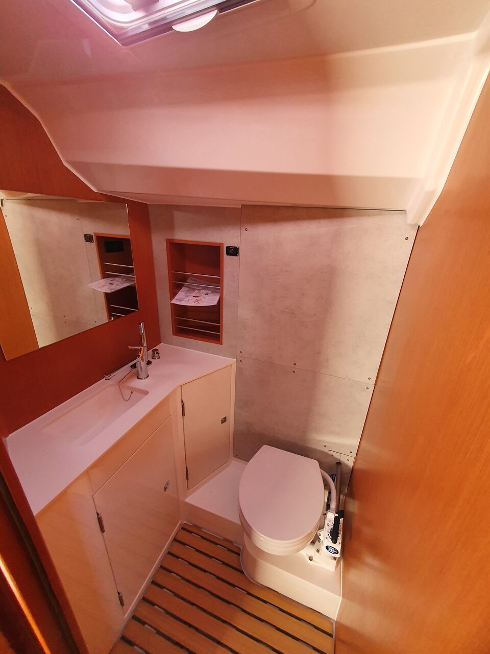 Bavaria C42 — photo 16