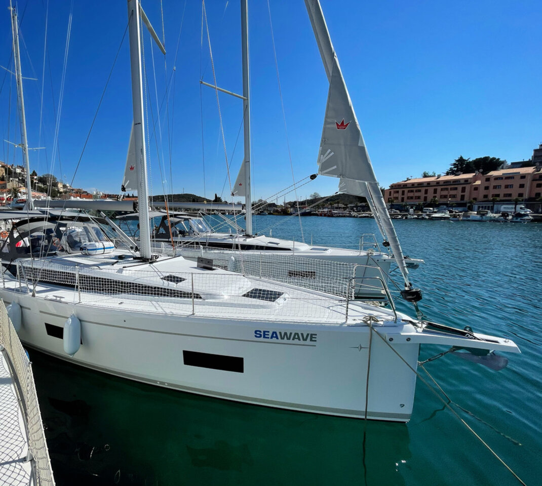 Bavaria C42 — photo 3